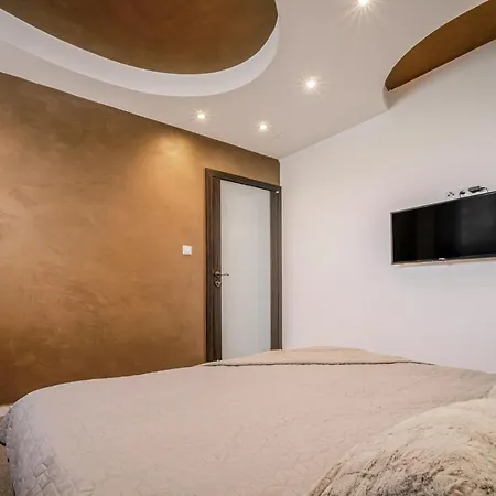 By Pyramid: Elisabeth Appartement