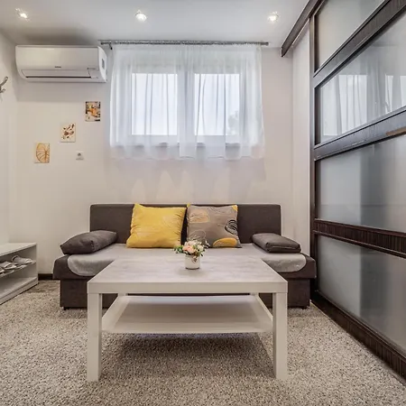 Apartment By Pyramid: Elisabeth *