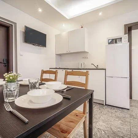 Apartment By Pyramid: Elisabeth