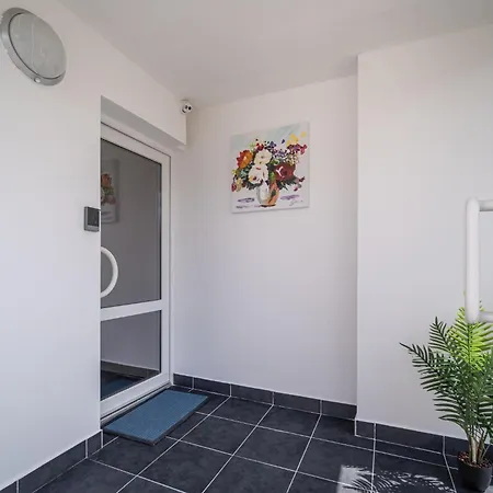 Apartment By Pyramid: Elisabeth